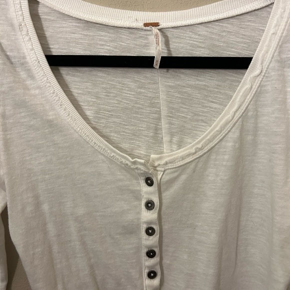 FREE PEOPLE WHITE HENLEY WITH CROCHET DETAILING ON SLEEVES SIZE MEDIUM - Picture 3 of 8